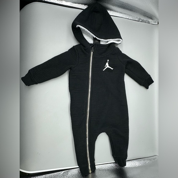 Air Jordan Infant Size 9/12 Months Black Romper w/Hood - Picture 1 of 5